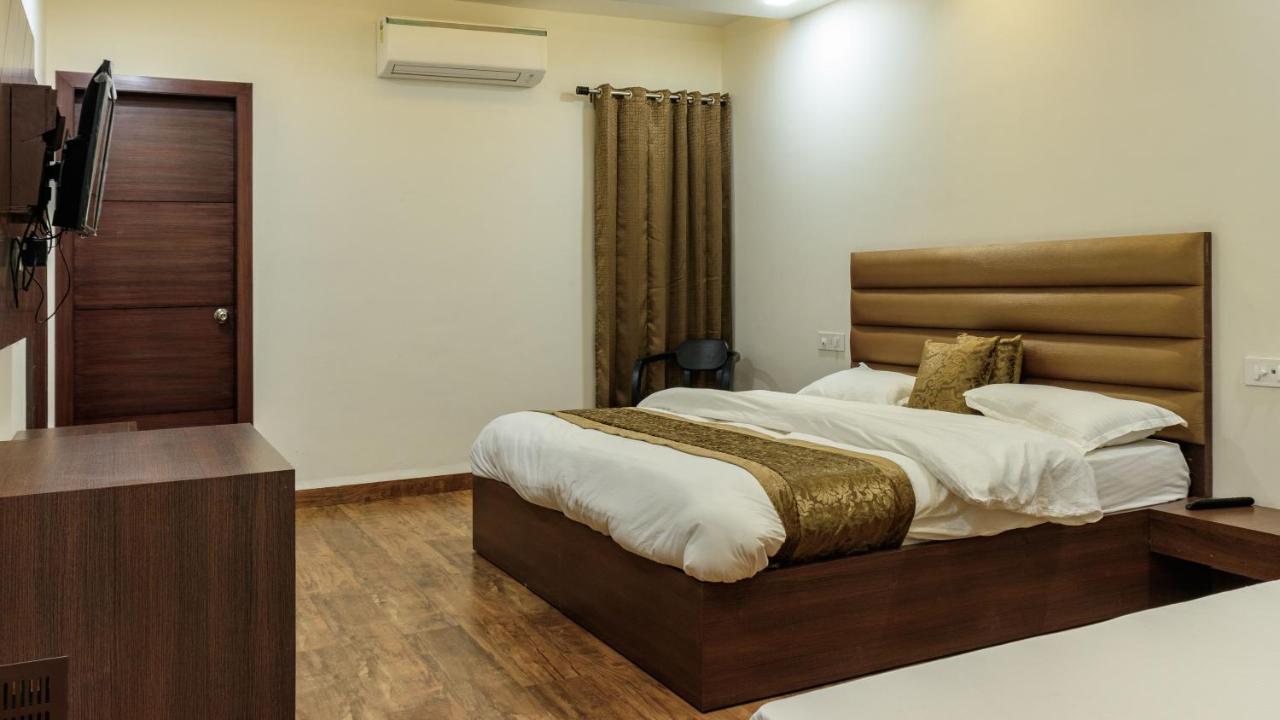 De Manora Homes - Unpretentious Hotel With A Garden , Posh Area Ranjit Avenue Amritsar Pokój zdjęcie